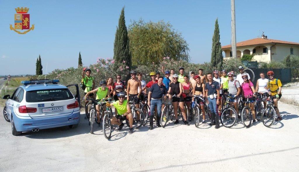 Gruppo di ciclisti guidato dal prete si perde e finisce in Fi-Pi-Li: arriva la polstrada