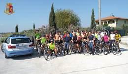 I cicloturisti che si erano persi nella foto ricordo con gli agenti della Polstrada