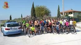 I cicloturisti che si erano persi nella foto ricordo con gli agenti della Polstrada