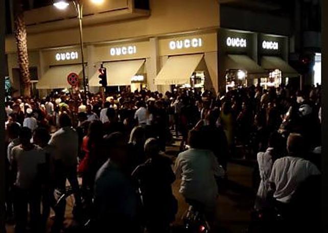 Folla e cori a Forte dei Marmi davanti a Gucci per Higuaín... che però non c’è 