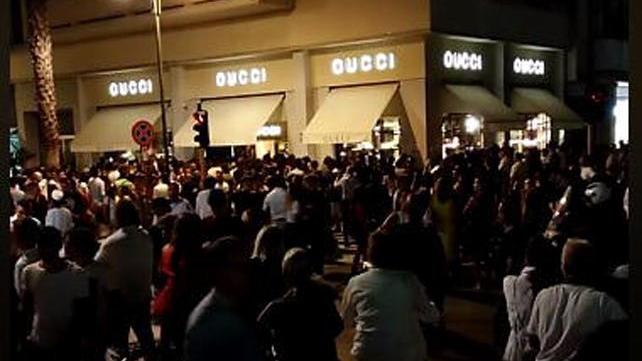 Folla e cori a Forte dei Marmi davanti a Gucci per Higuaín... che però non c’è