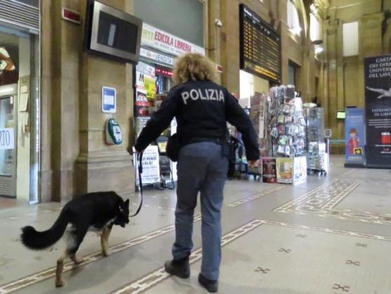 Un'agente della polizia durante controlli alla stazione centrale (foto d'archivio) 

