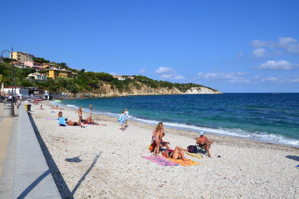 Un'immagine della spiaggia delle ghiaie a Portoferraio