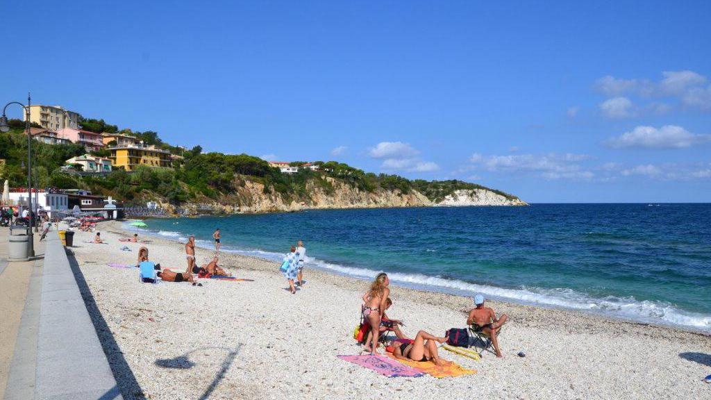 Un'immagine della spiaggia delle ghiaie a Portoferraio