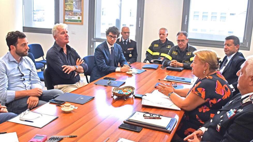 Il neo prefetto Emilia Zarrilli con i rappresentanti degli enti locali e delle forze dell’ordine (foto gori)