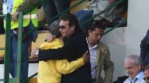 Cellino abbraccia Spinelli e la delusione di Protti (foto Pentafoto)
