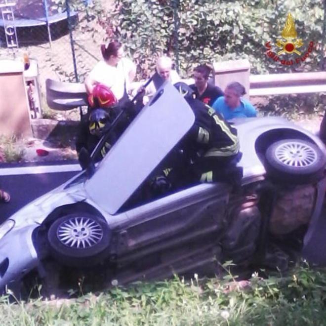 Sbanda e va a finire contro le auto in sosta