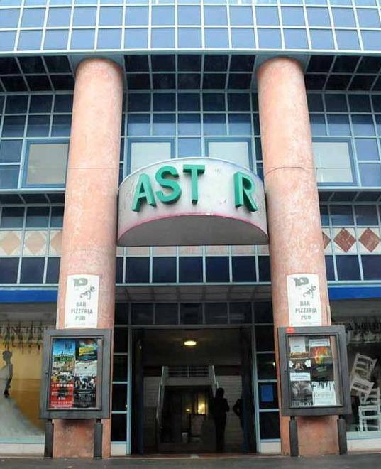 Ex Astor chiuso e in degrado. Una ferita nel centro città 