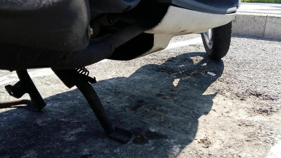 Maxibuche nell’asfalto dei posti per gli scooter