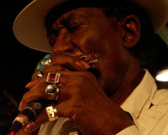 Anche il blues del mitico Guitar Crusher ravviverà le notti di «Partigiani sempre» 