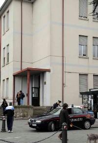 I carabinieri davanti alla scuola (foto Cuffaro)