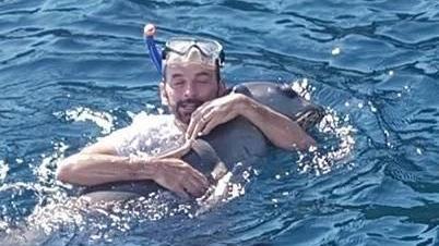 Matteo Iori fa il bagno con una foca