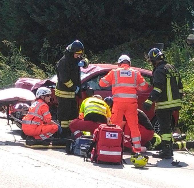 Scontro tra auto e moto, muore 50enne 
