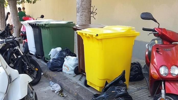Via Catalogna, rifiuti lasciati accanto ai mastelli