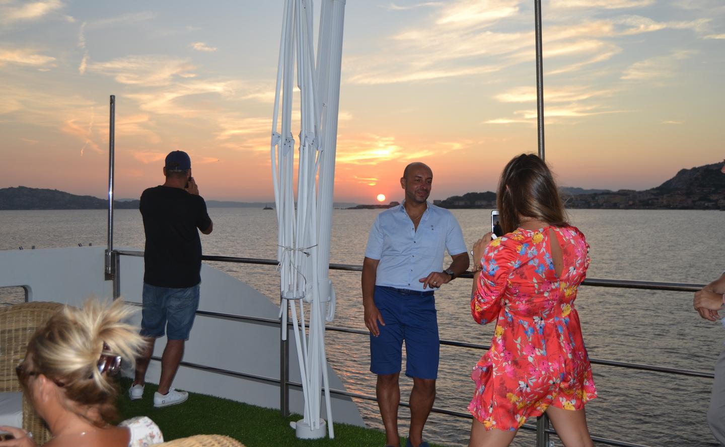 Ti invito a cena in mezzo al mare: il ristorante che naviga nell'arcipelago della Maddalena 
