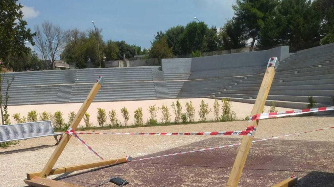 Vandali in azione in piazza Dettori