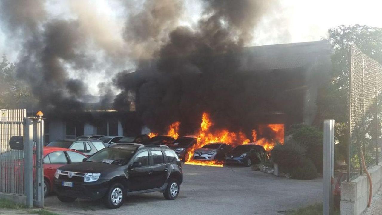 Incendio distrugge un’officina e 12 auto 