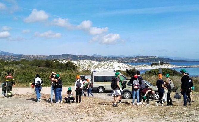 Parcheggio selvaggio, i massi sostituiti con le staccionate 