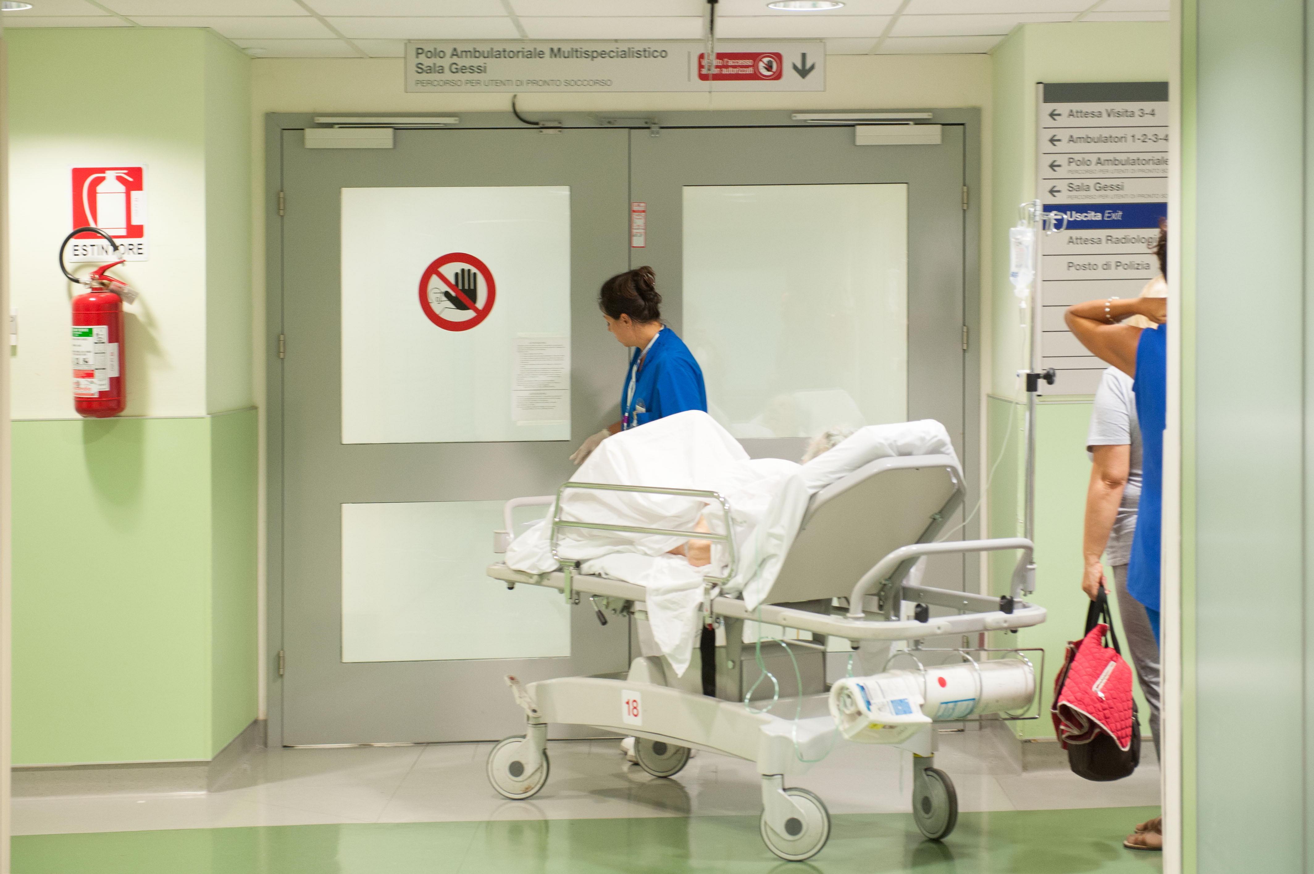 Intossicazione dopo la cena, dieci ragazzi ricoverati in ospedale