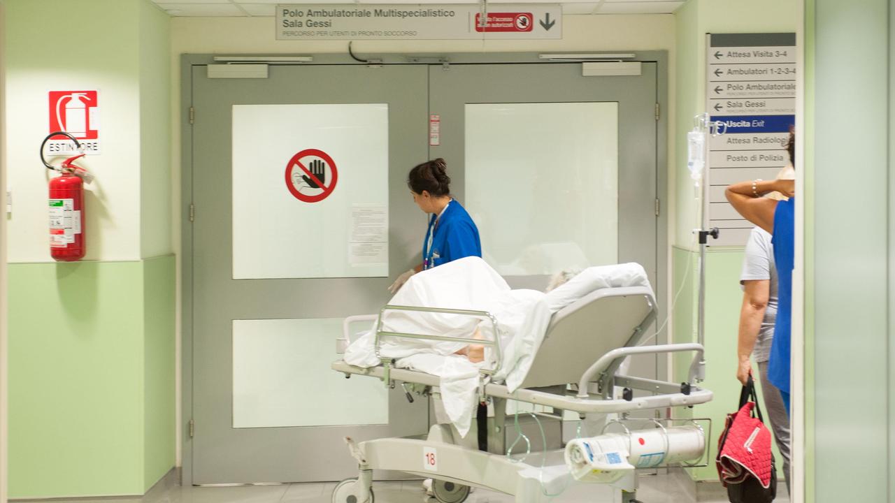 Intossicazione dopo la cena, dieci ragazzi ricoverati in ospedale