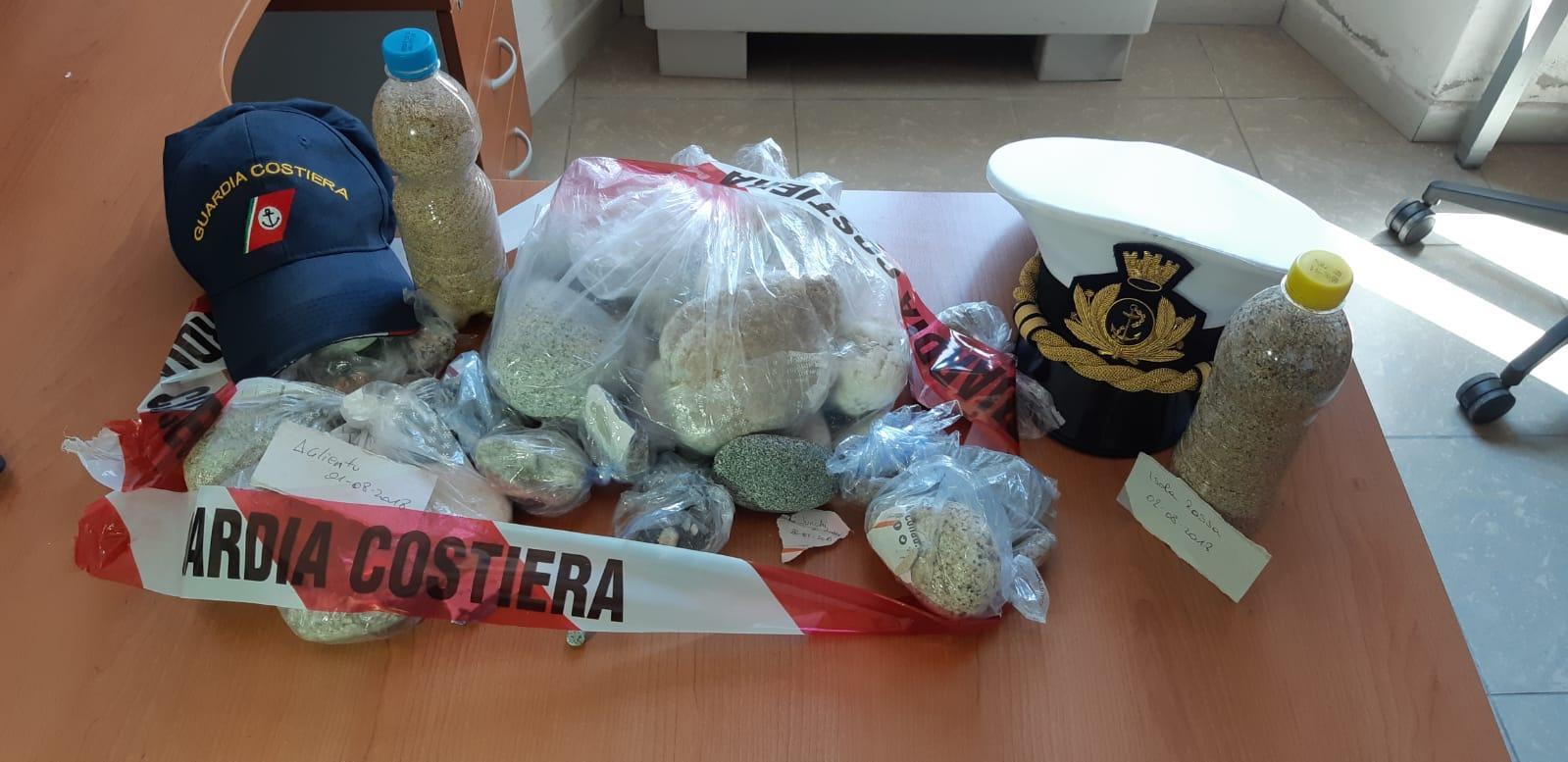 Sabbia e sassi sequestrati dalla Guardia costiera