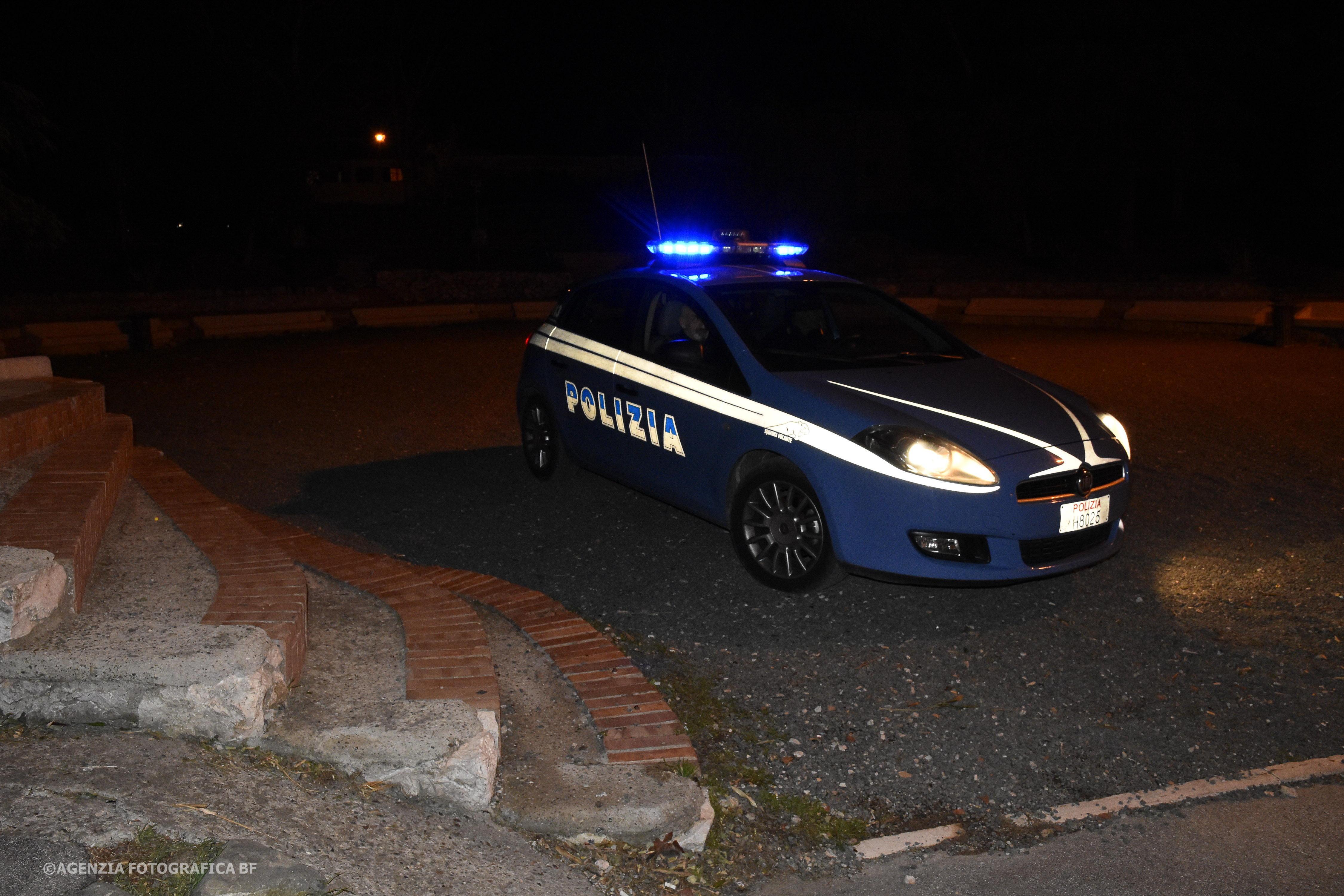 Una volante della polizia di Stato