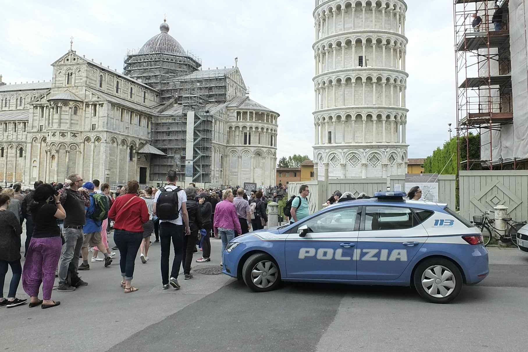 Polizia in Piazza dei Miracoli