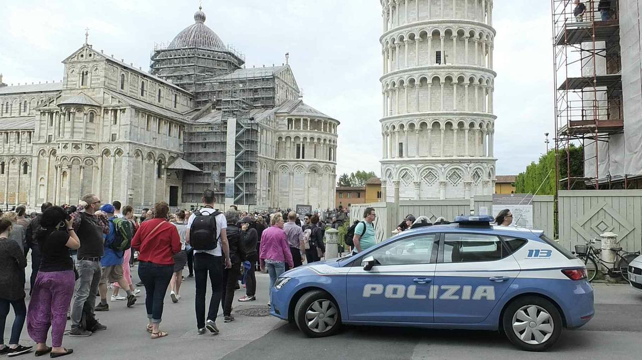 Polizia in Piazza dei Miracoli