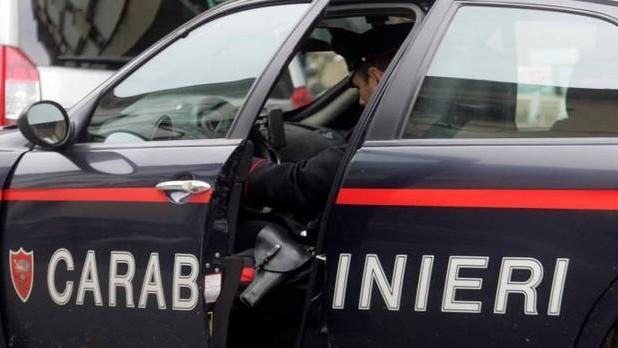 Minaccia e picchia la madre: arrestato