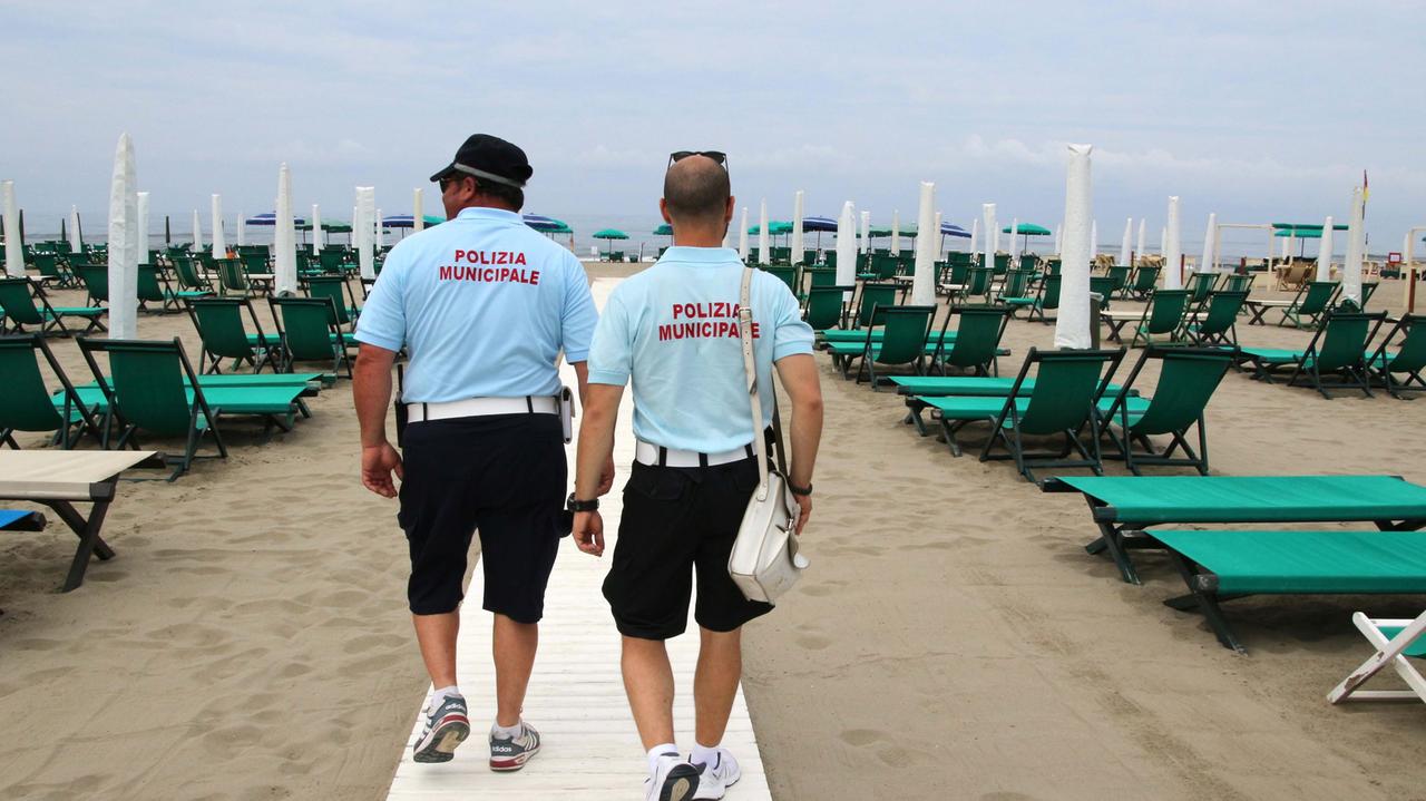 Due agenti della polizia municipale in servizio sulla spiaggia