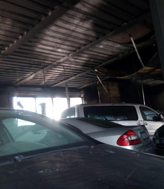 Fiamme nell’officina: da una batteria il fuoco si estende a cinque auto 