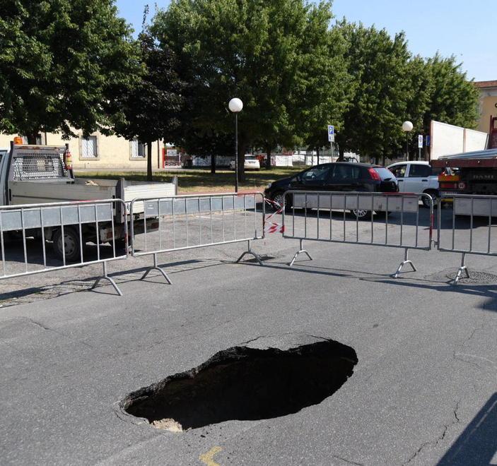 Due giorni dopo via Piaggia cedimento in via del Rogio 