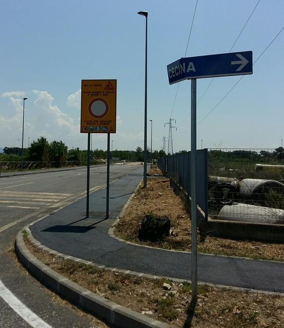 Manomessi i cartelli caos sulle strade della zona artigianale