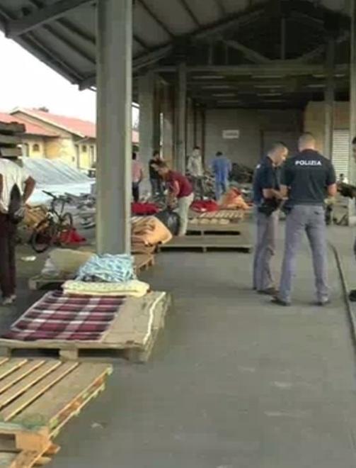 Un bivacco di fortuna con venti immigrati dentro lo scalo merci 