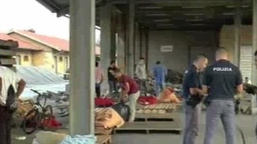 Un bivacco di fortuna con venti immigrati dentro lo scalo merci