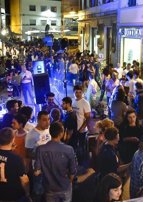 Karaoke, negozi aperti, visita guidata al museo