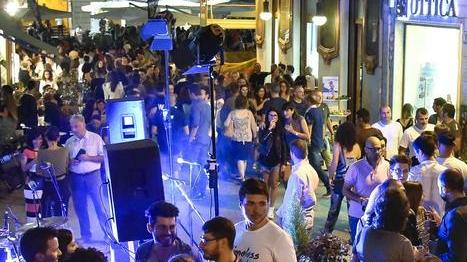Karaoke, negozi aperti, visita guidata al museo