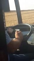 Autista di bus utilizza il cellulare mentre guida 