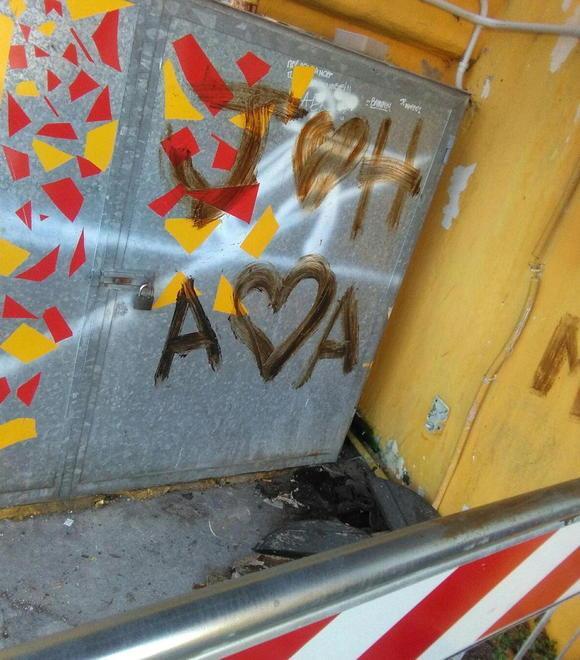Scali delle Cantine, scritta al muro fatta con escrementi