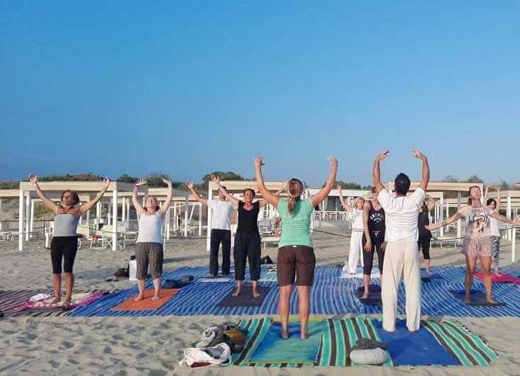 Con Lorena e Lorenzo yoga si fa in spiaggia 