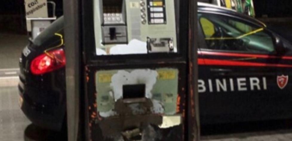 Sradicano e derubano le colonne ai distributori Arrestati i due ladri