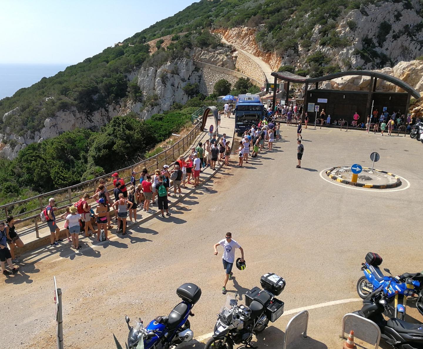 Turisti in fila per visitare le Grotte