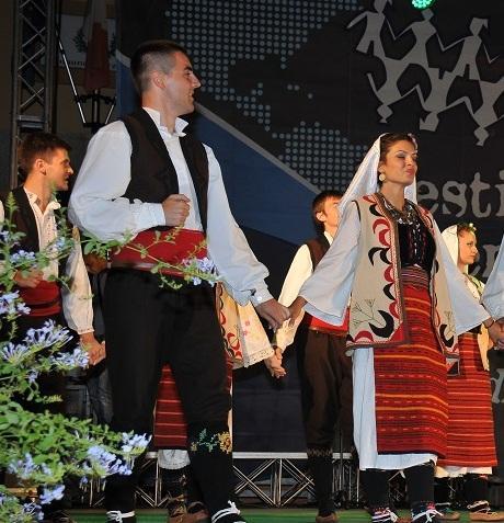 Lo spettacolo del folk sposa la Sagra del vitello