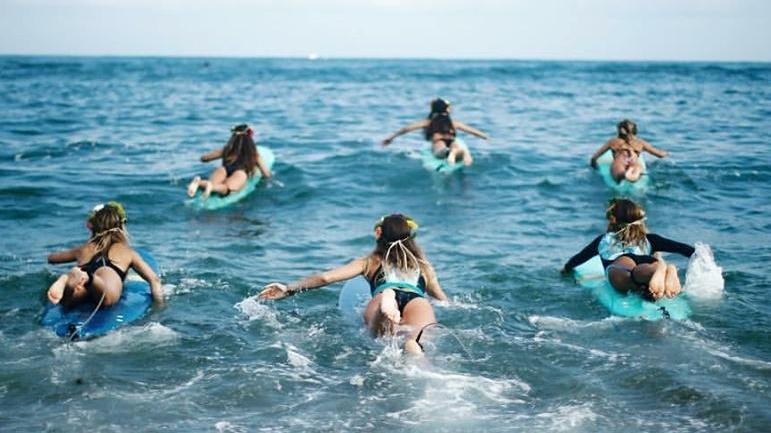Porto Ferro, le regine del surf a caccia dell’onda