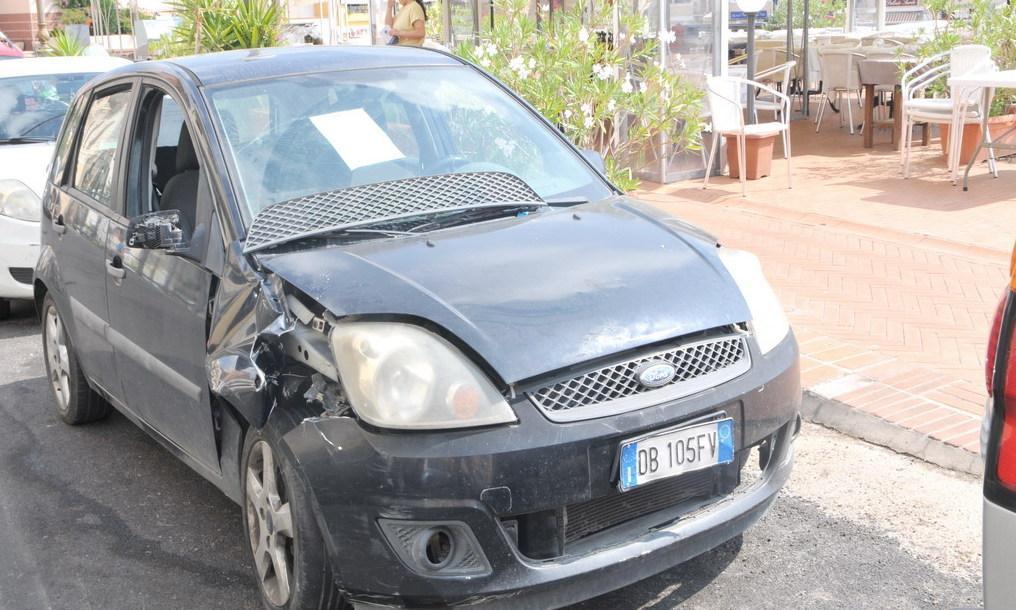 Auto contro ingresso di un ristorante