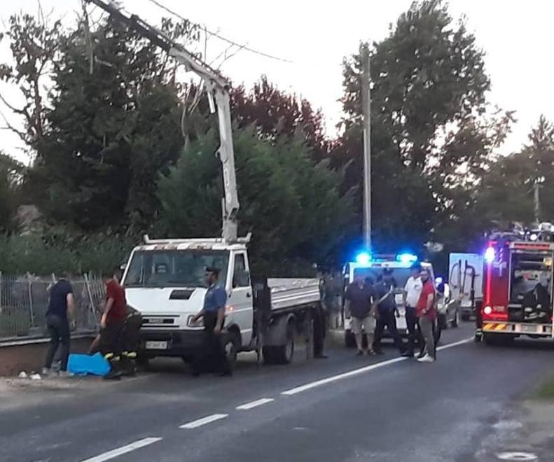 Cavezzo, furgoncino si ribalta papà di 43anni muore schiacciato 