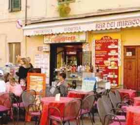 Un listino a due facce Il bar spenna-turisti inventa il prezzo triplo 