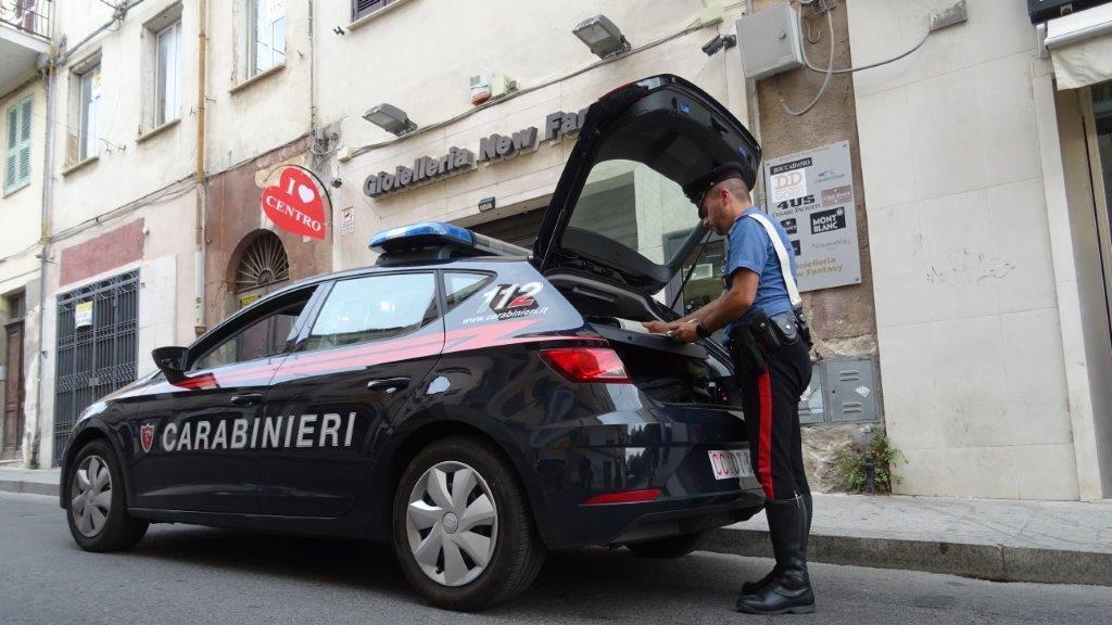I carabinieri davanti alla gioielleria dove è stato commesso il furto (foto Ivan Nuvoli)