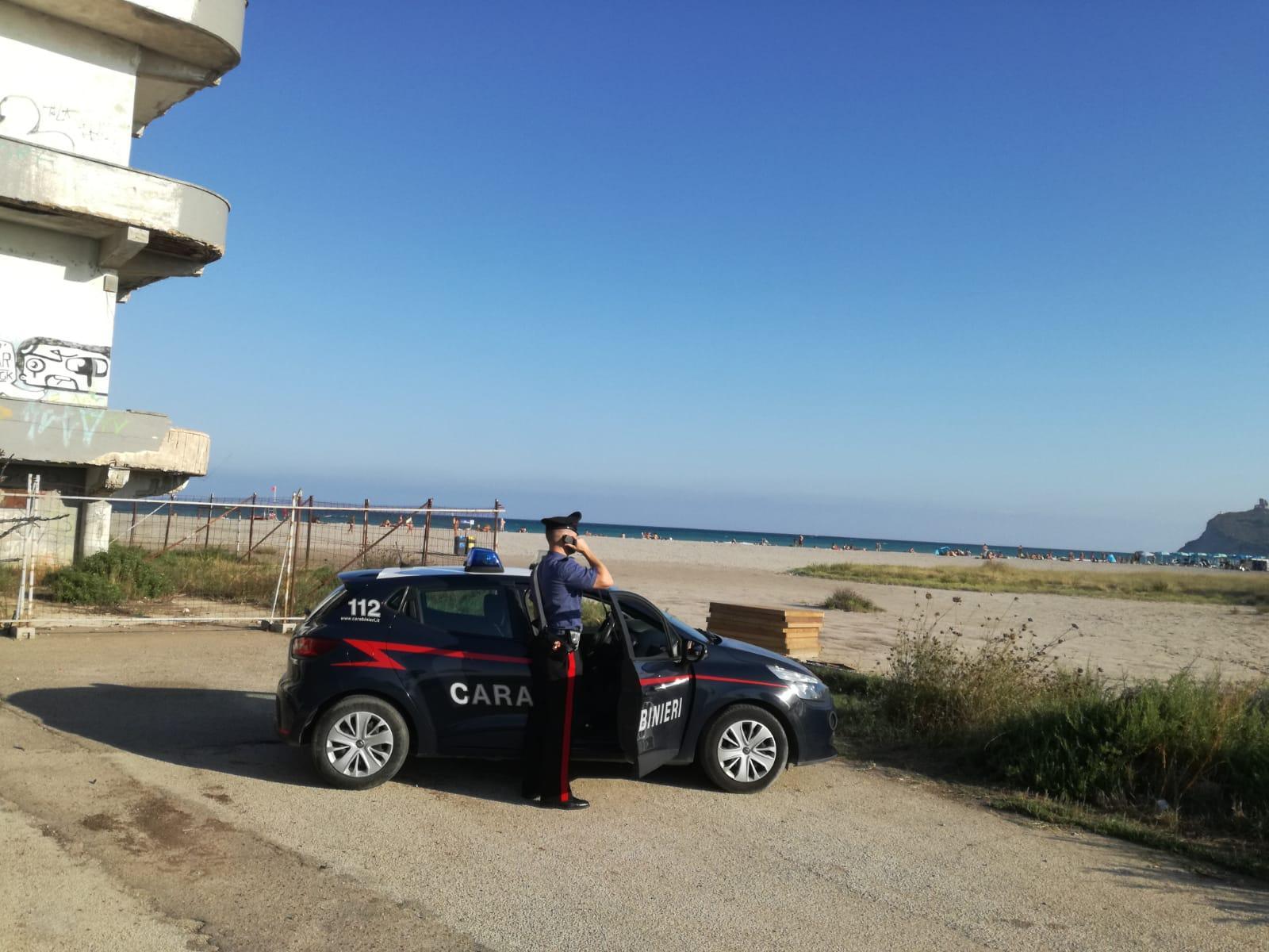 La pattuglia dei carabinieri al Poetto (foto Mario Rosas)