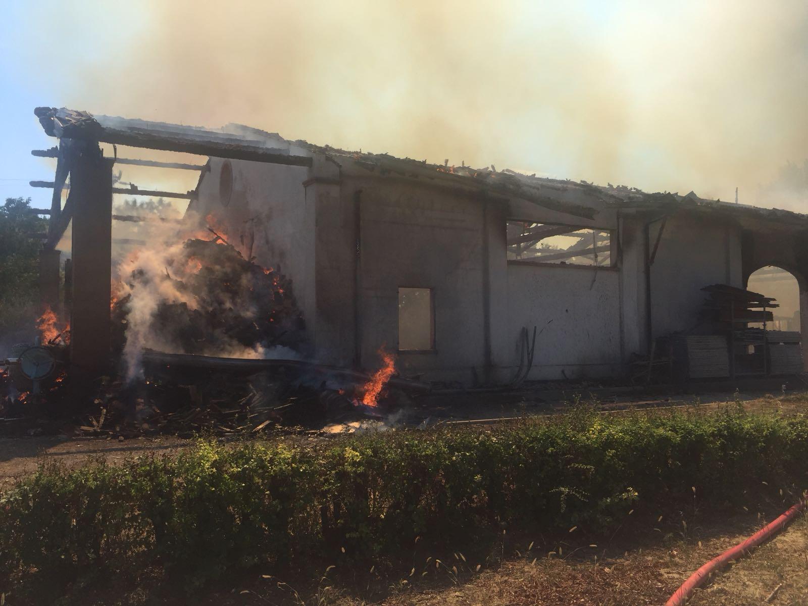Soliera, a fuoco un deposito di mezzi agricoli: danni ingenti 